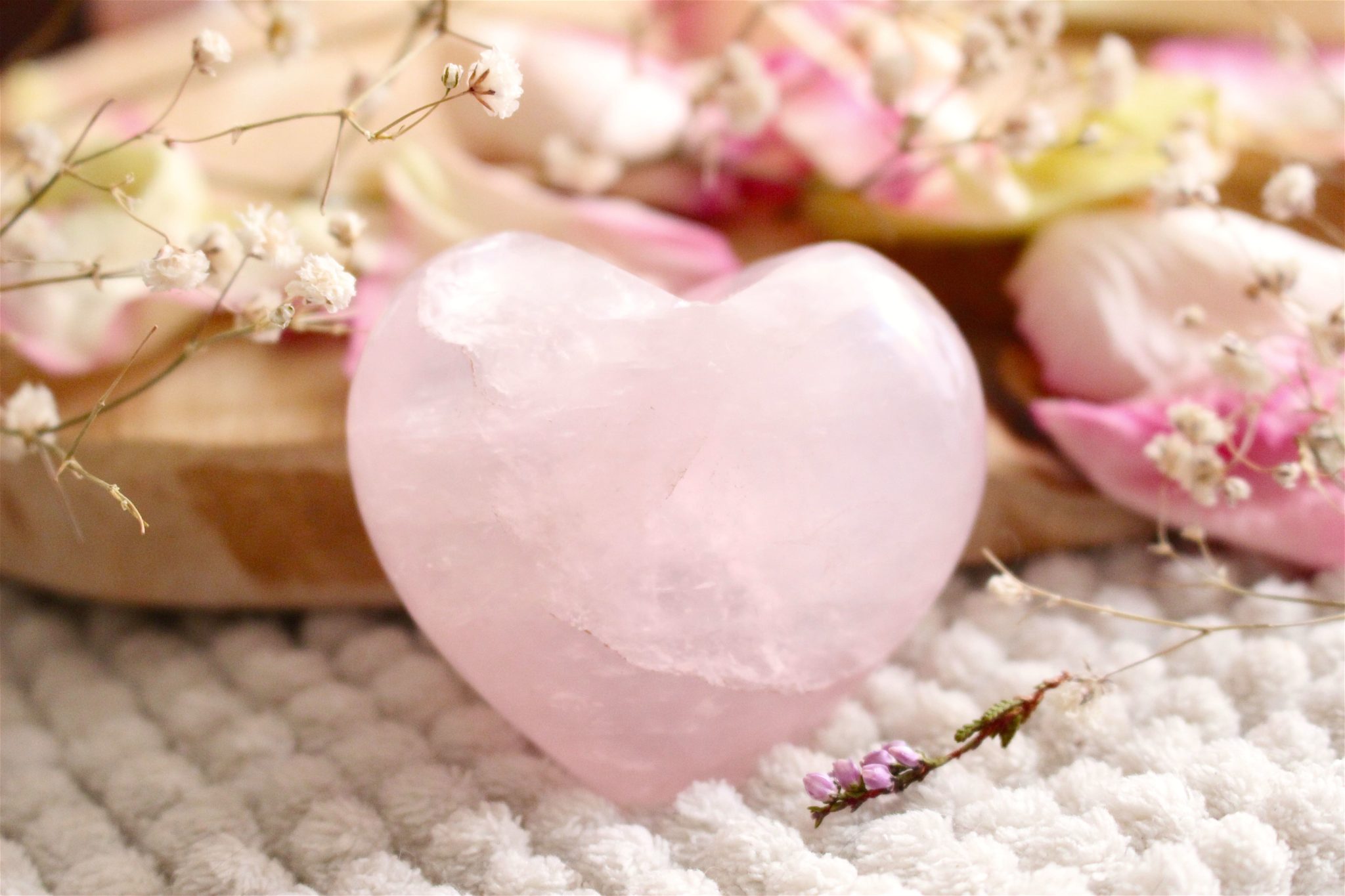 Jolie pierre de Quartz Rose en forme de coeur