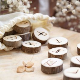 Set de 25 Runes en bois